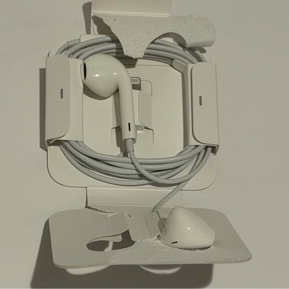 White Wired Earbuds iPhone cable headphones / Apple / Earbuds / Earphones - Picture 2 of 4